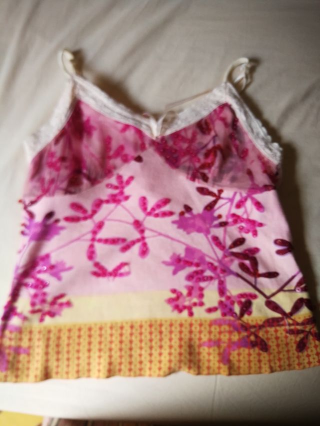 camiseta estampada de tirantes