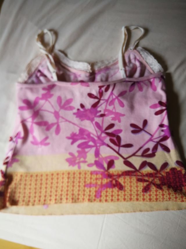 camiseta estampada de tirantes