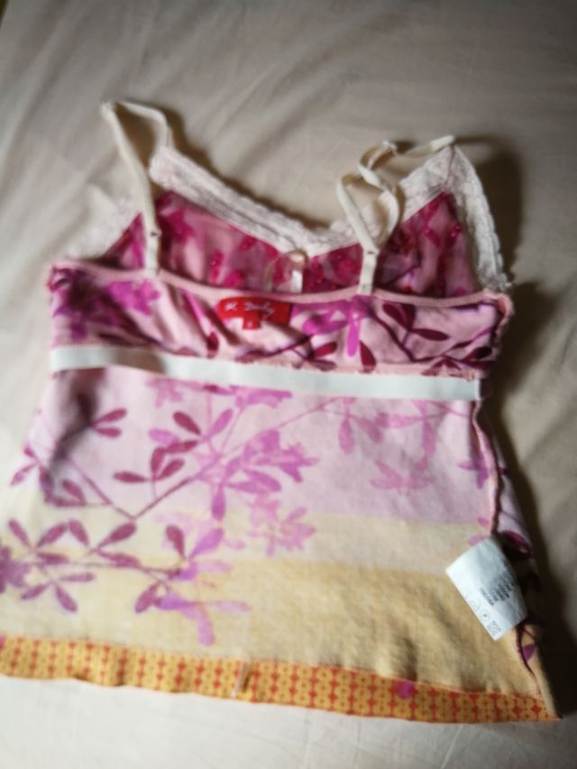 camiseta estampada de tirantes