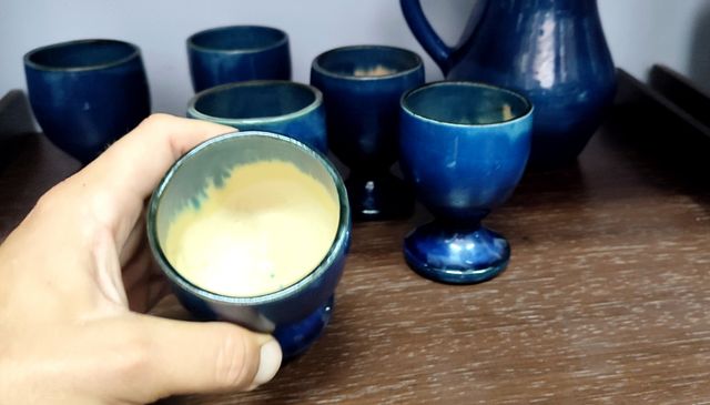 Copas y jarra de gres hechas a mano y pintadas