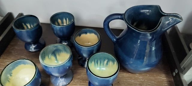 Copas y jarra de gres hechas a mano y pintadas