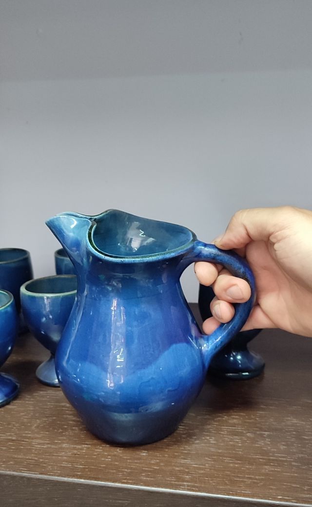 Copas y jarra de gres hechas a mano y pintadas