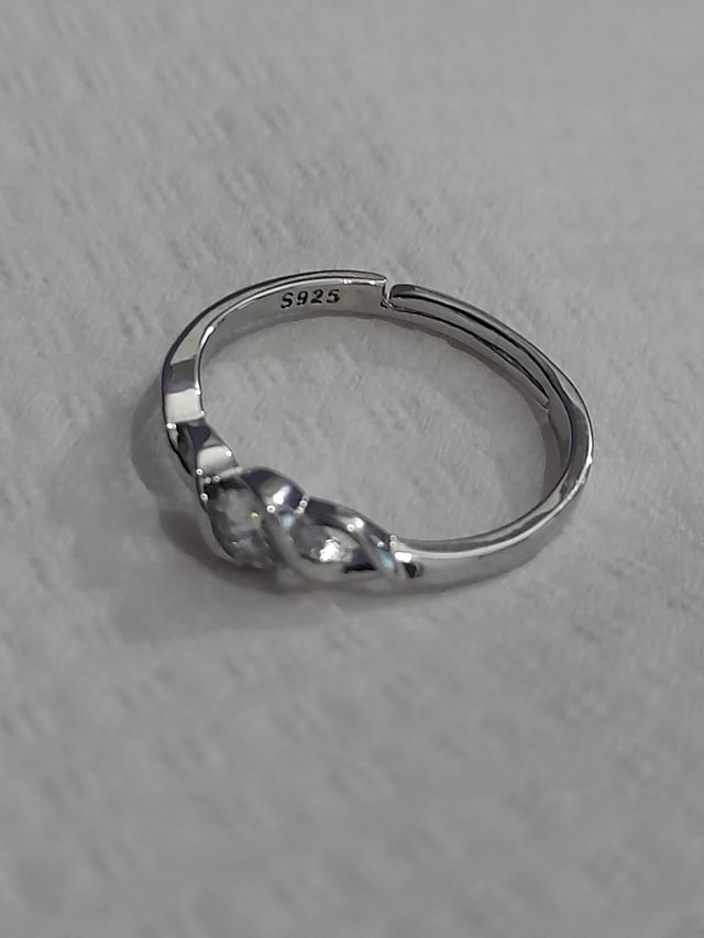 Elegante anillo de plata con circonita blanca.Nuev
