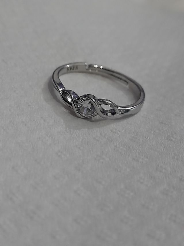 Elegante anillo de plata con circonita blanca.Nuev