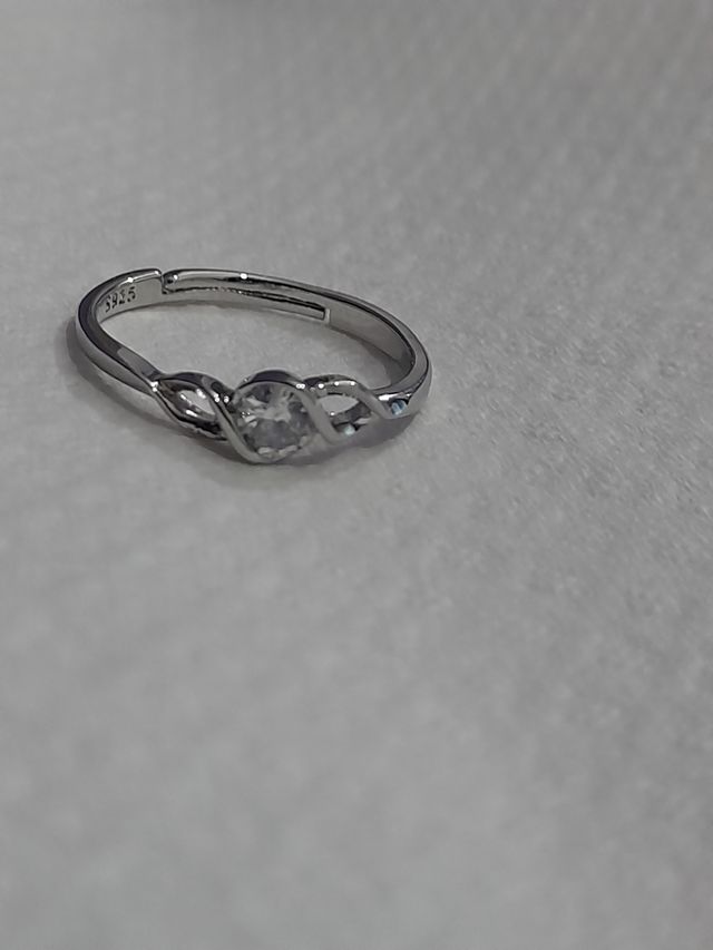Elegante anillo de plata con circonita blanca.Nuev