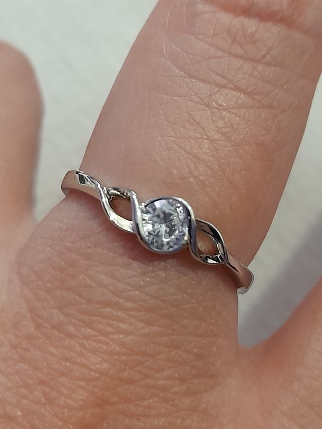 Elegante anillo de plata con circonita blanca.Nuev