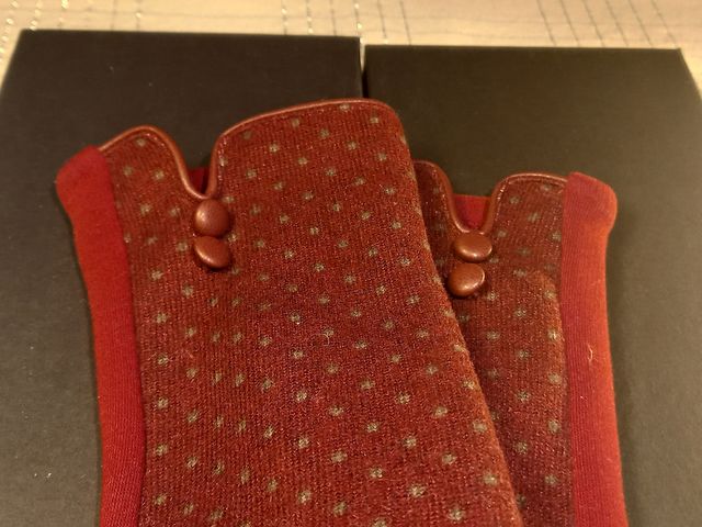 NUEVOS Guantes rojos con topitos