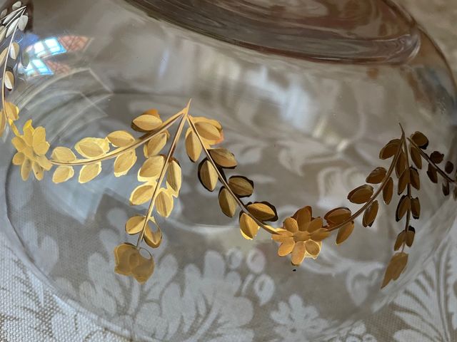 Fuente de cristal tallado y pintado en oro