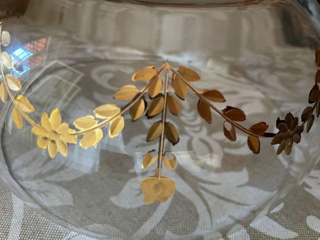 Fuente de cristal tallado y pintado en oro