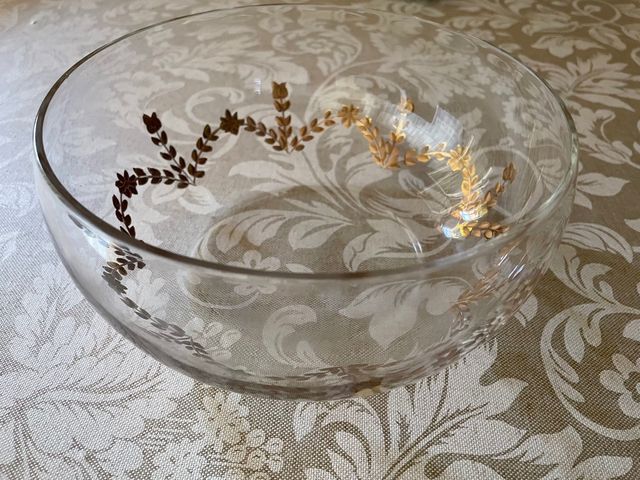 Fuente de cristal tallado y pintado en oro