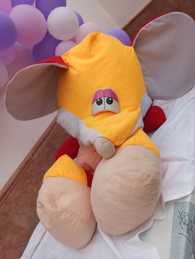 Ratón gigante de peluche