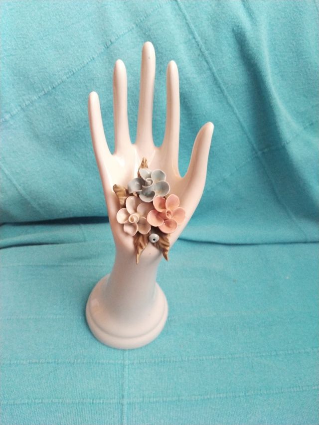 Mano con peana de porcelana