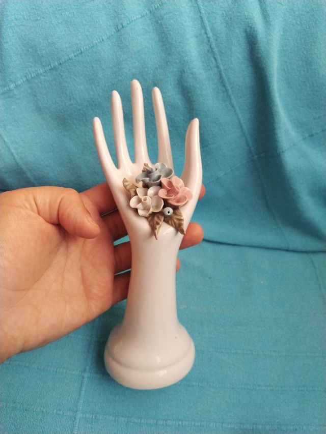 Mano con peana de porcelana