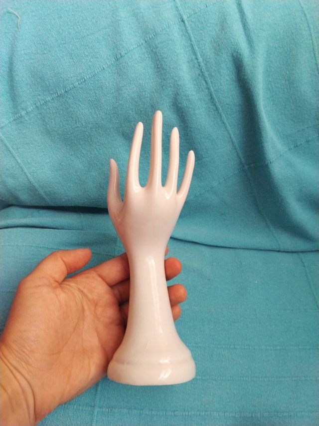 Mano con peana de porcelana
