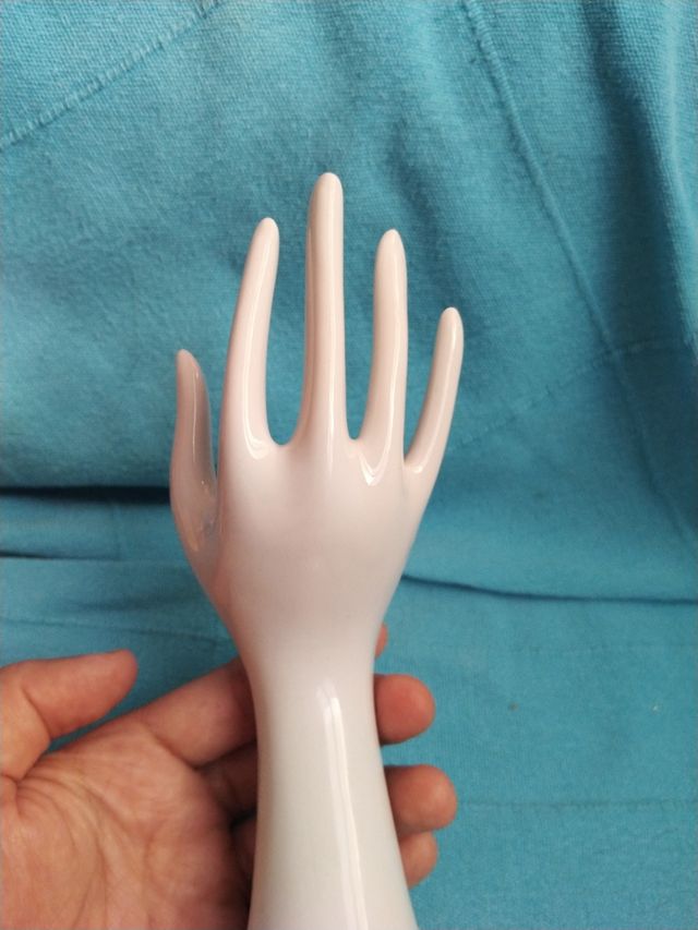Mano con peana de porcelana