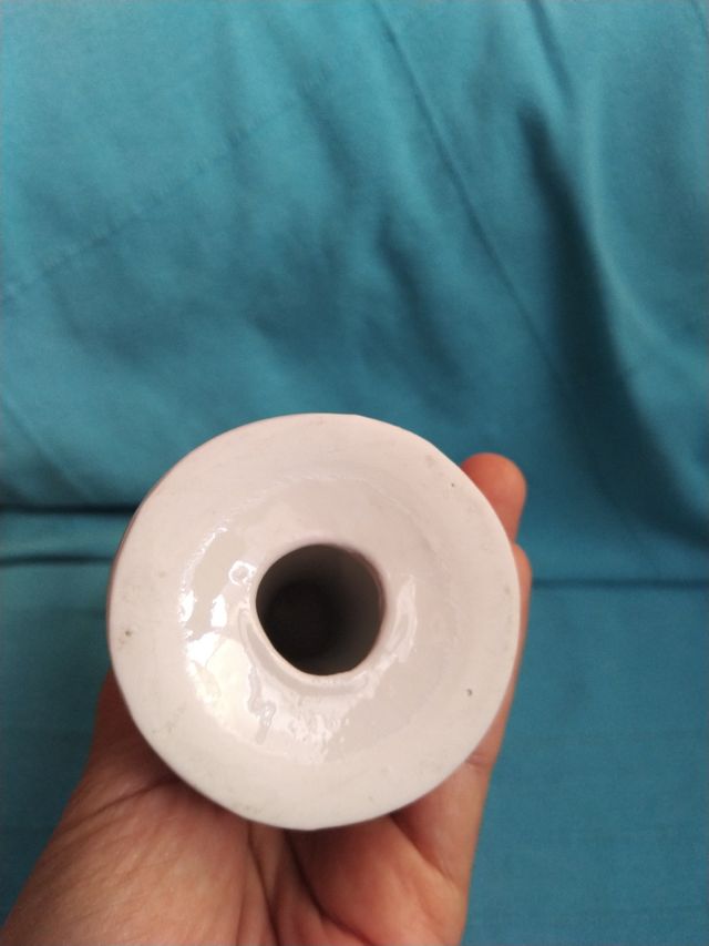 Mano con peana de porcelana