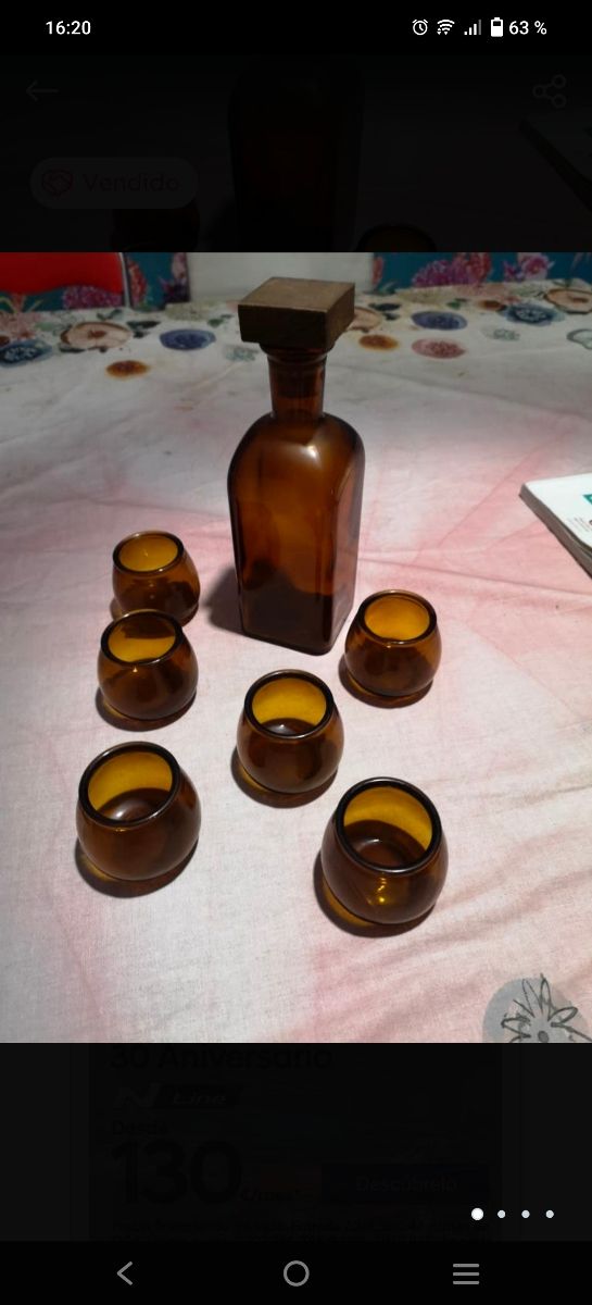 Bottiglia e bicchieri retrò anni '70-'80