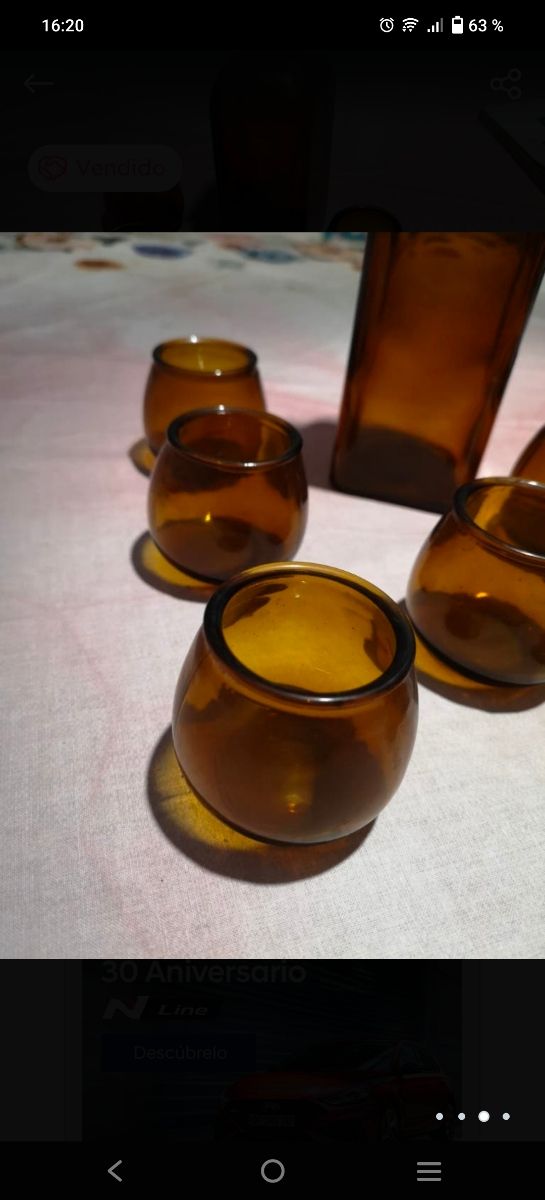 Bottiglia e bicchieri retrò anni '70-'80