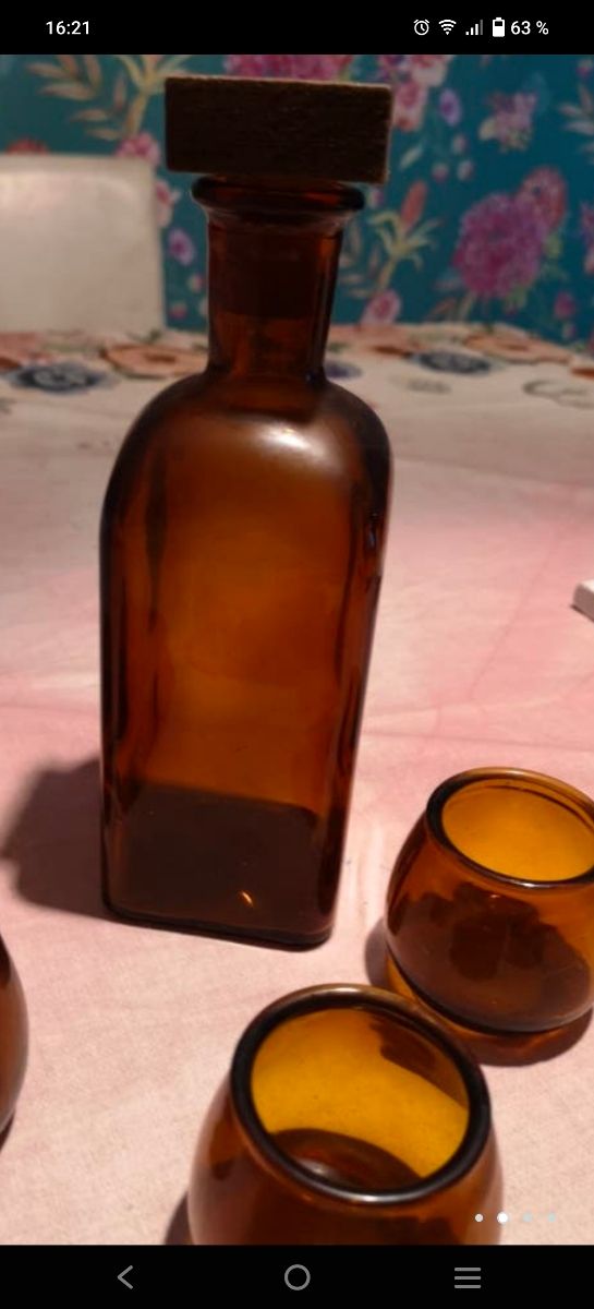 Bottiglia e bicchieri retrò anni '70-'80