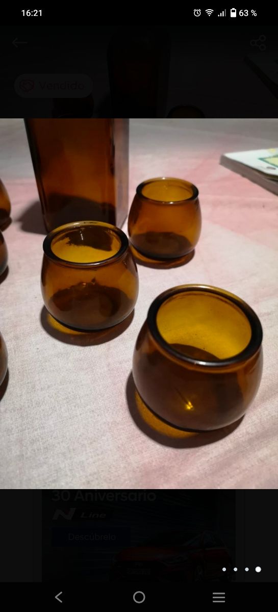 Bottiglia e bicchieri retrò anni '70-'80