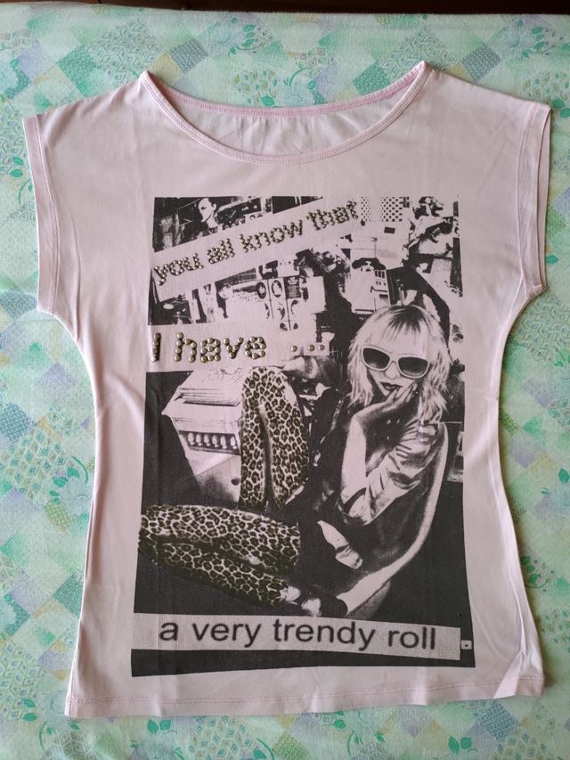 T-shirt rosa con stampa e borchie