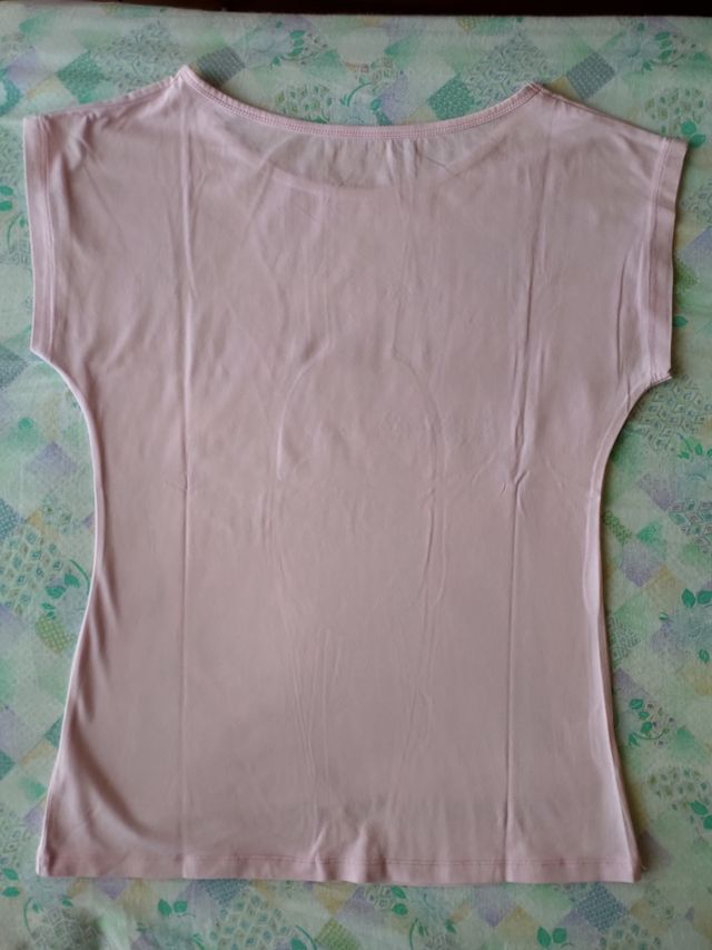 T-shirt rosa con stampa e borchie