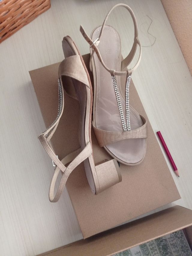 Sandalias Unisa  beige c pedrería nuevas.