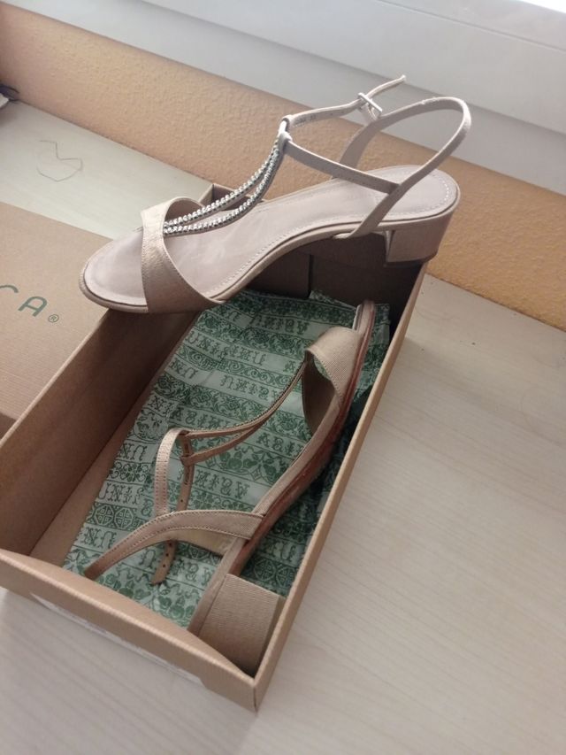 Sandalias Unisa  beige c pedrería nuevas.