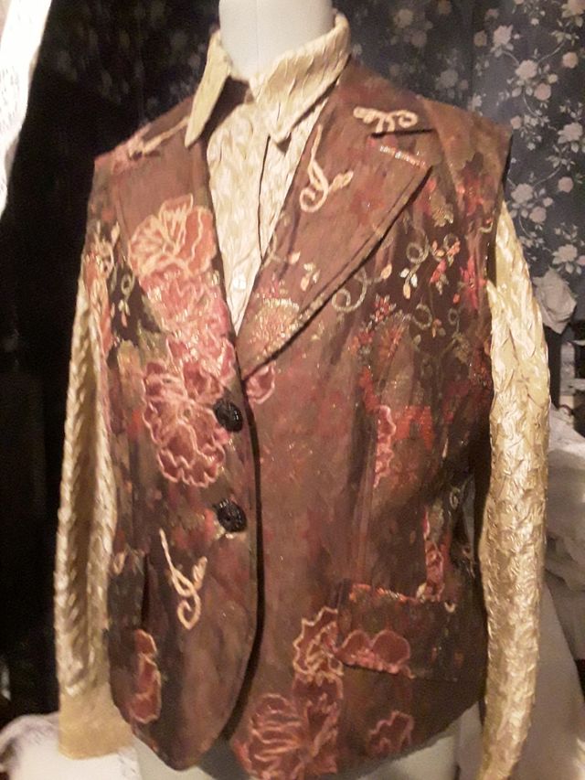 CHAQUETA O CHALECO DE SEDA SIN MANGAS