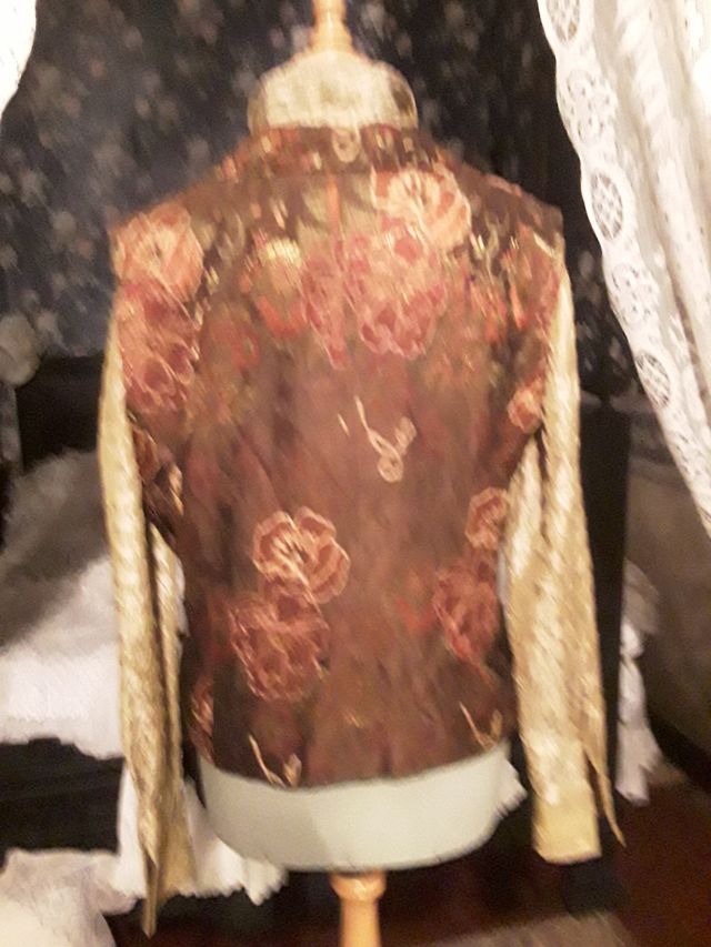 CHAQUETA O CHALECO DE SEDA SIN MANGAS