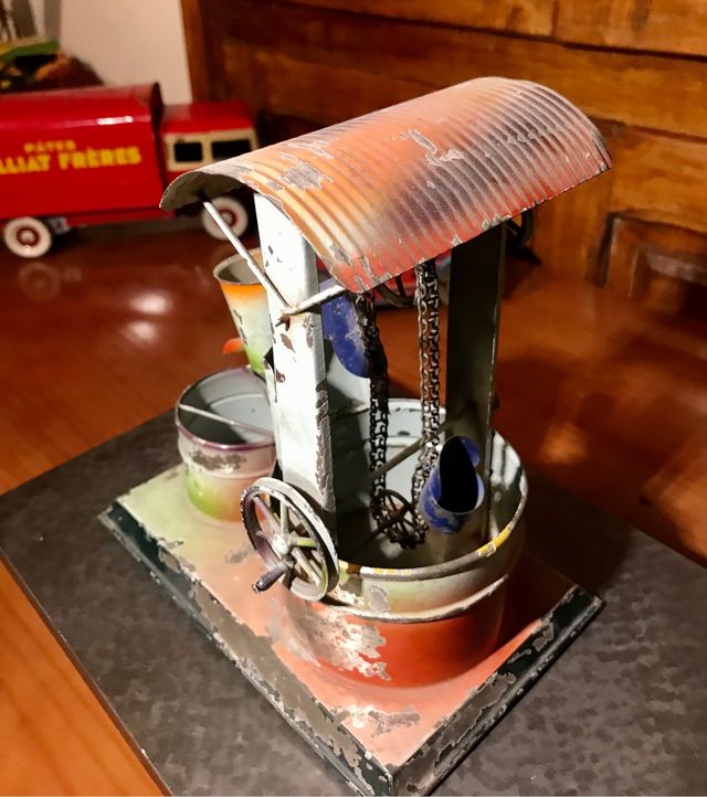 Circa año 1930 Antiguo pozo hojalata