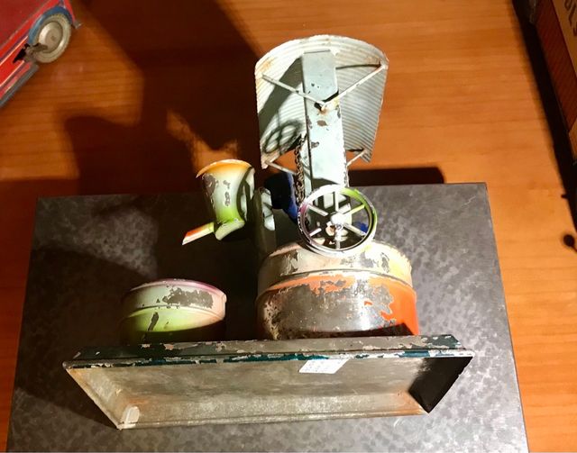 Circa año 1930 Antiguo pozo hojalata