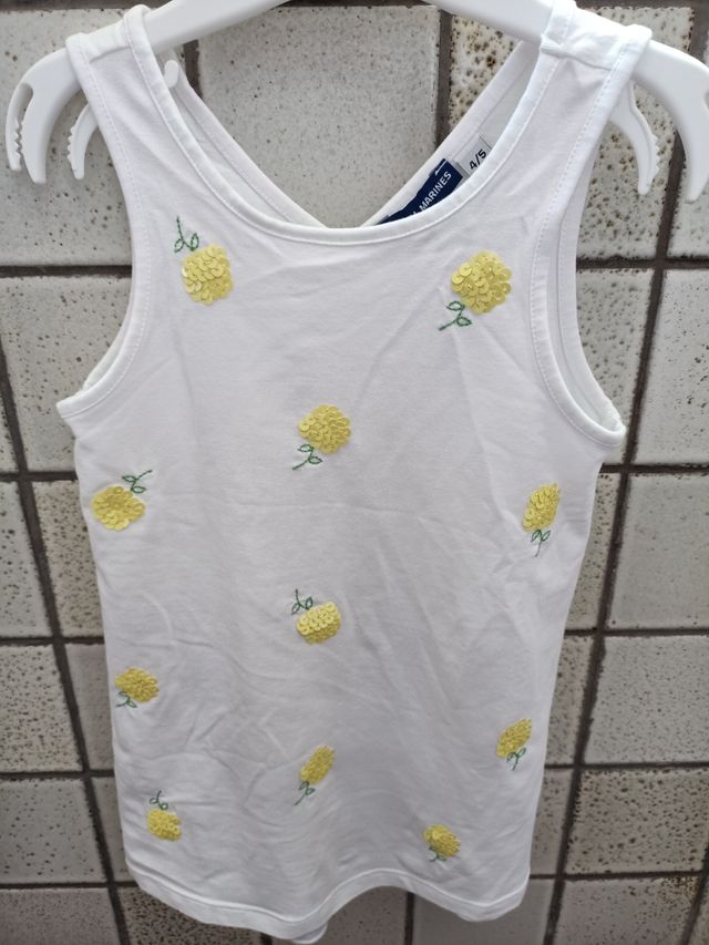 canotta e pantalone giallo