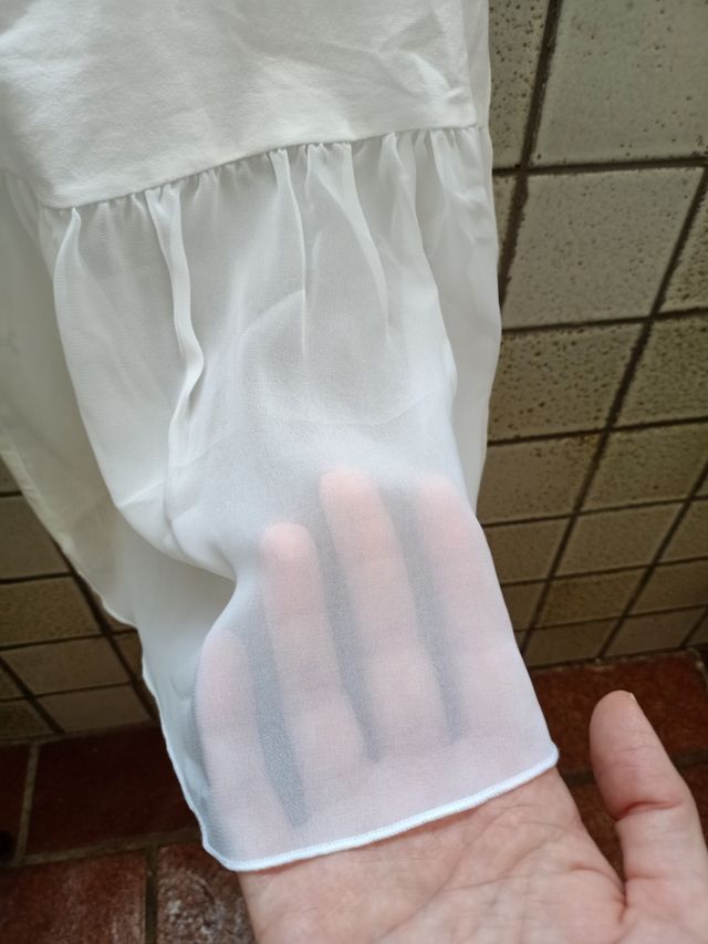 canotta e pantalone giallo