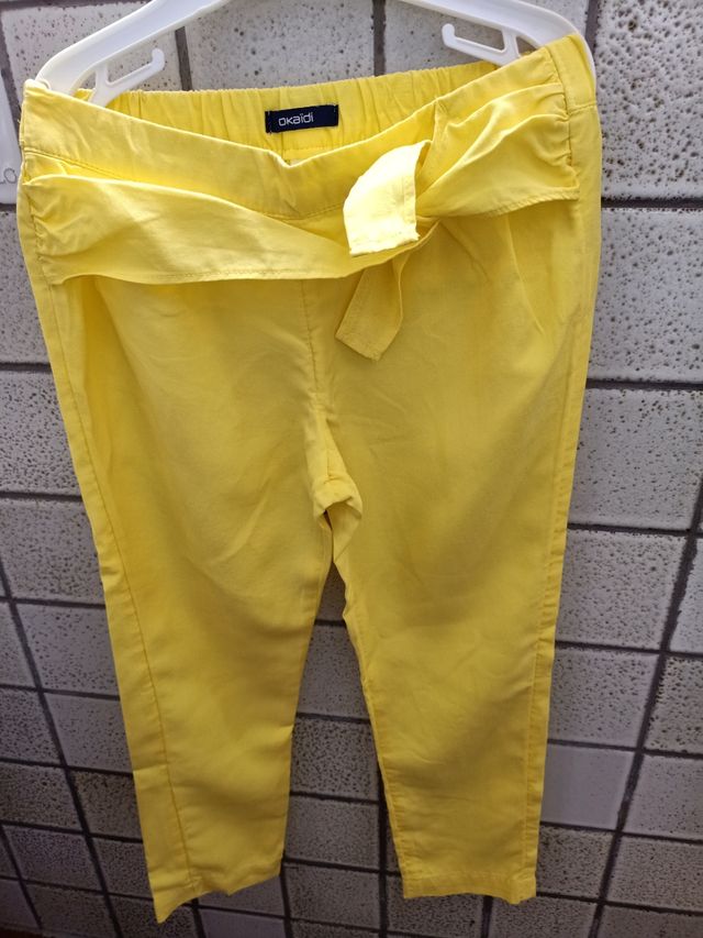canotta e pantalone giallo