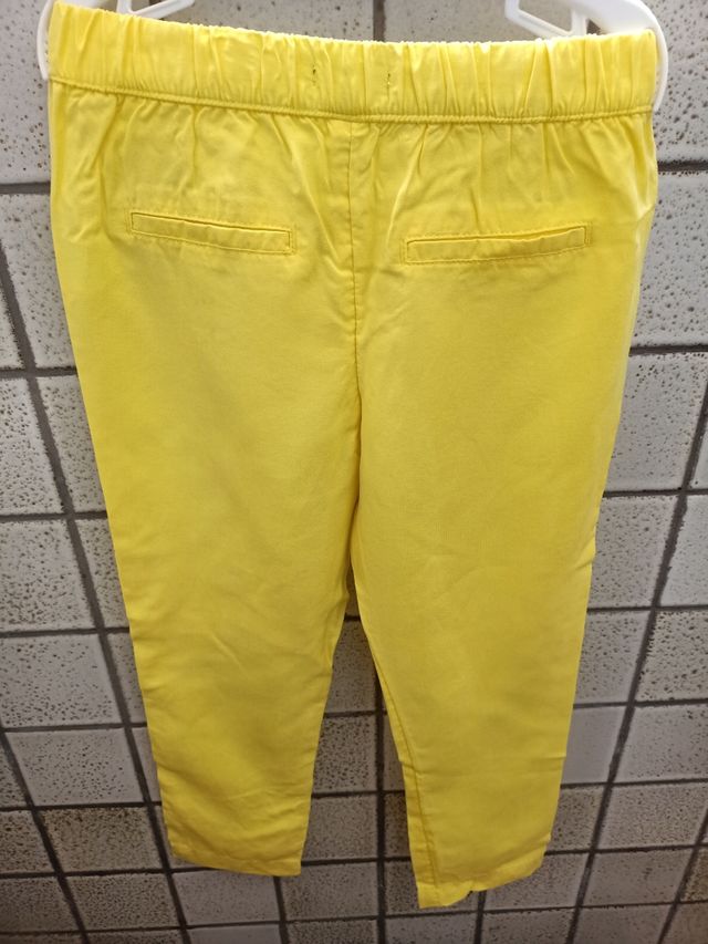 canotta e pantalone giallo