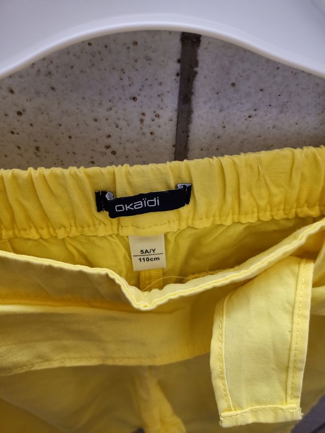 canotta e pantalone giallo
