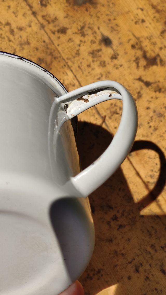 Antigua taza de metal esmaltada