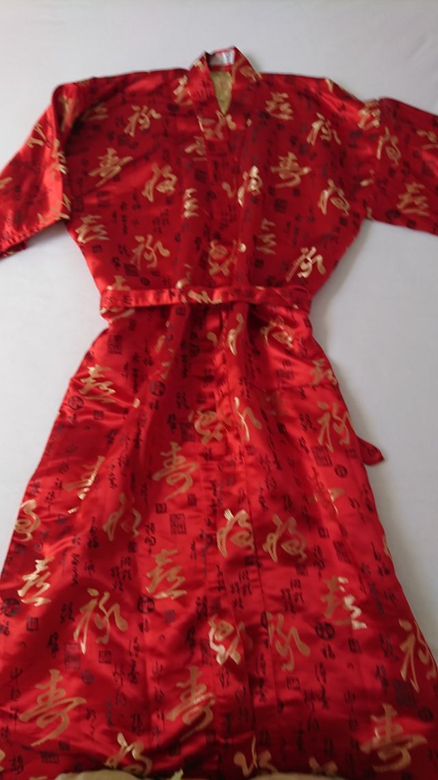 Kimono rojo y dorado