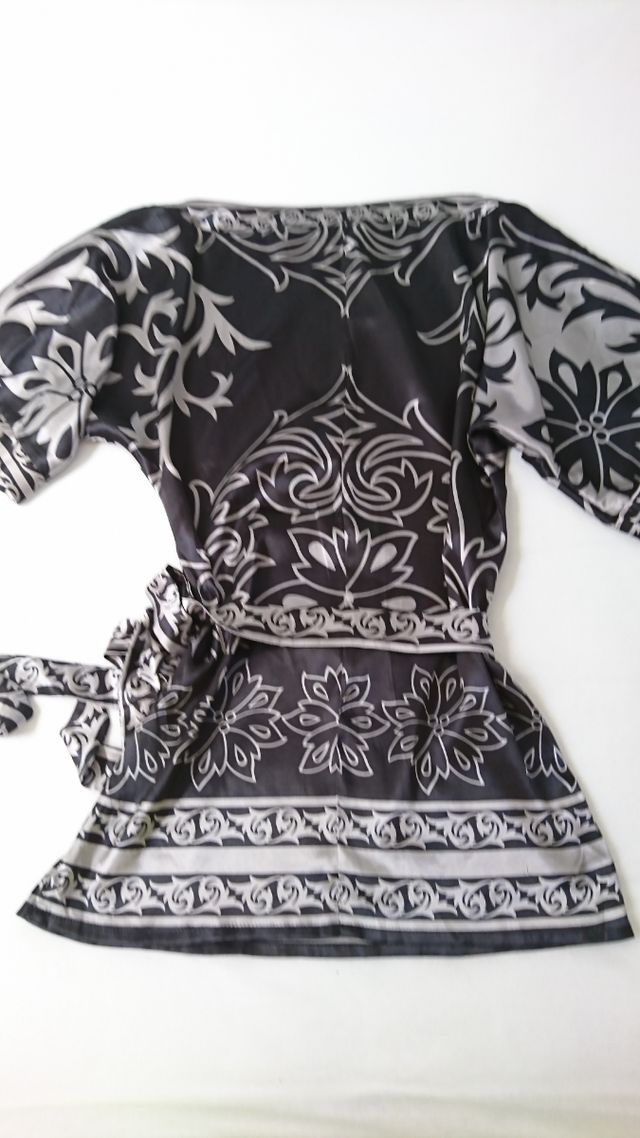 Vestido minifalda de raso.