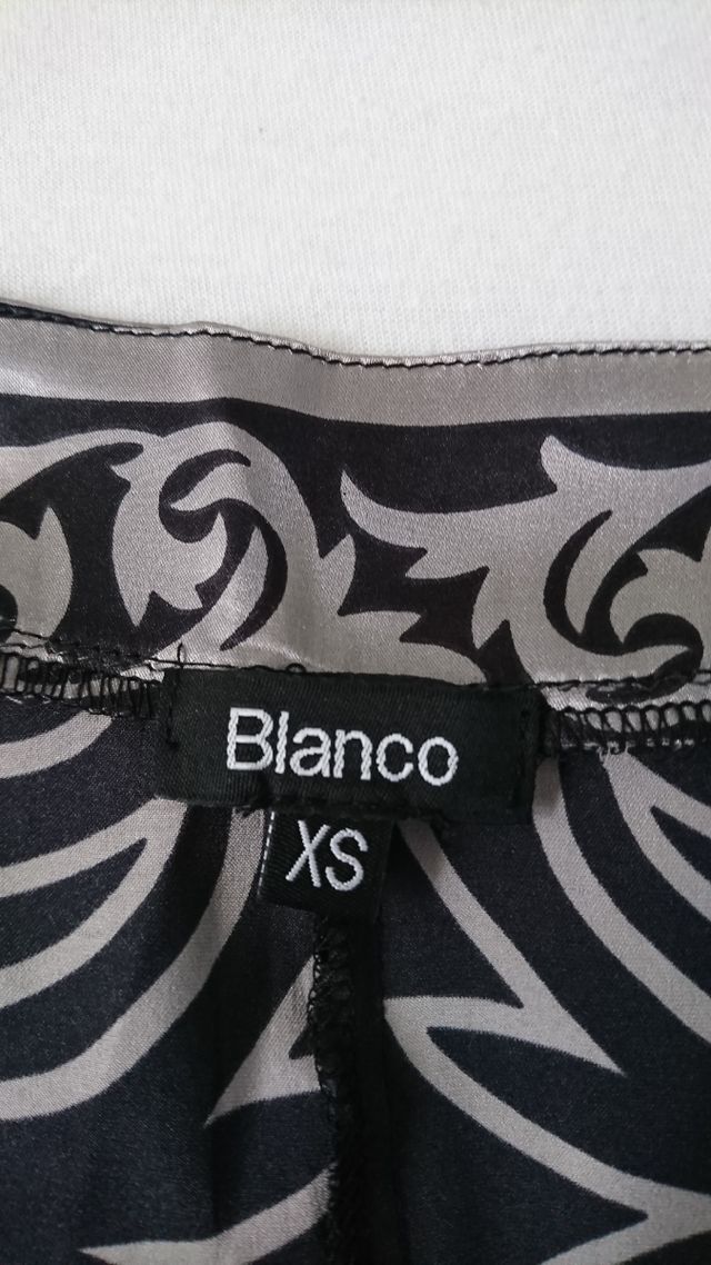 Vestido minifalda de raso.