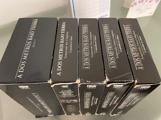 A dos metros bajo tierra en DVD