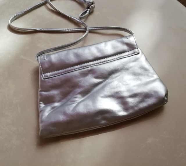 Bolso plateado de cuero