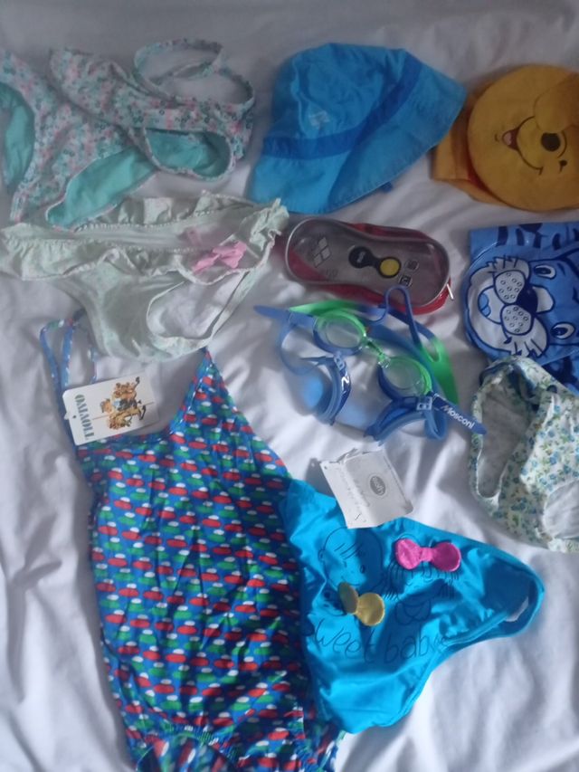 Bañadores nuevos muchos, de talla 0 a 16.