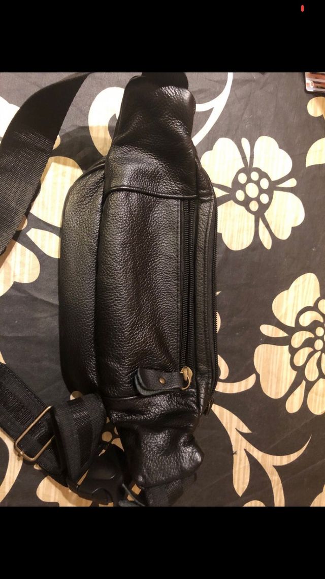 Riñonera negra Bershka