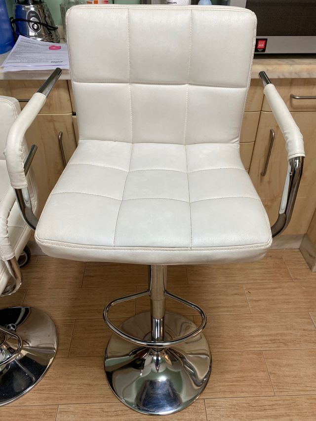 Silla tipo barra regulable en altura