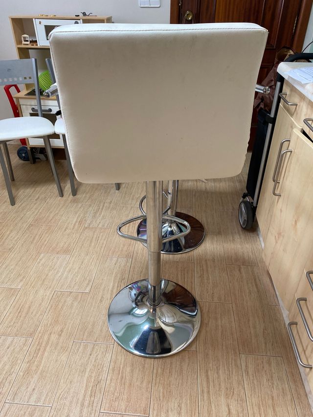 Silla tipo barra regulable en altura