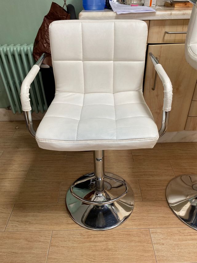 Silla tipo barra regulable en altura