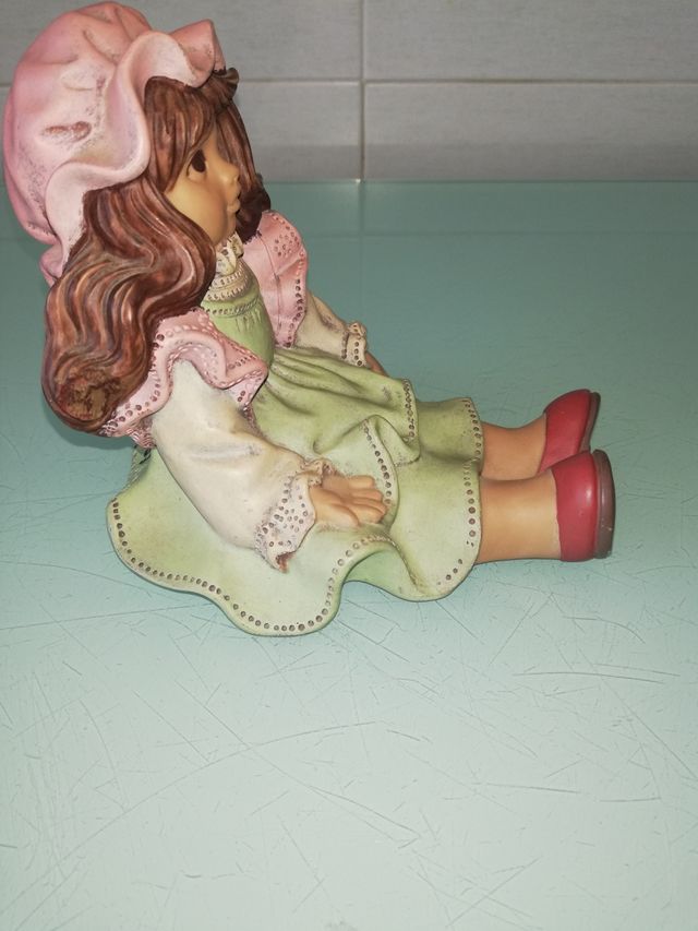 CERAMICA NIÑA SENTADA.SUJETA LIBROS