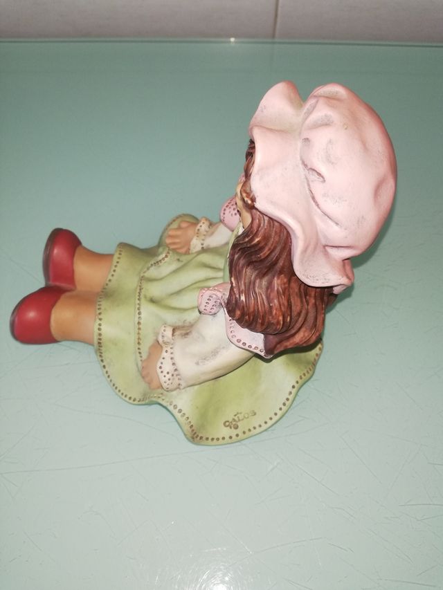 CERAMICA NIÑA SENTADA.SUJETA LIBROS